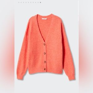 Button knit cardigan
Medium knit. Straight design. V-neck. Long sleeve.